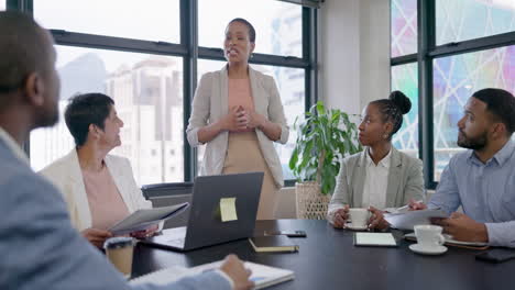 Trabajo-En-Equipo,-Gente-De-Negocios-O-Mujer-Negra-Enseñando