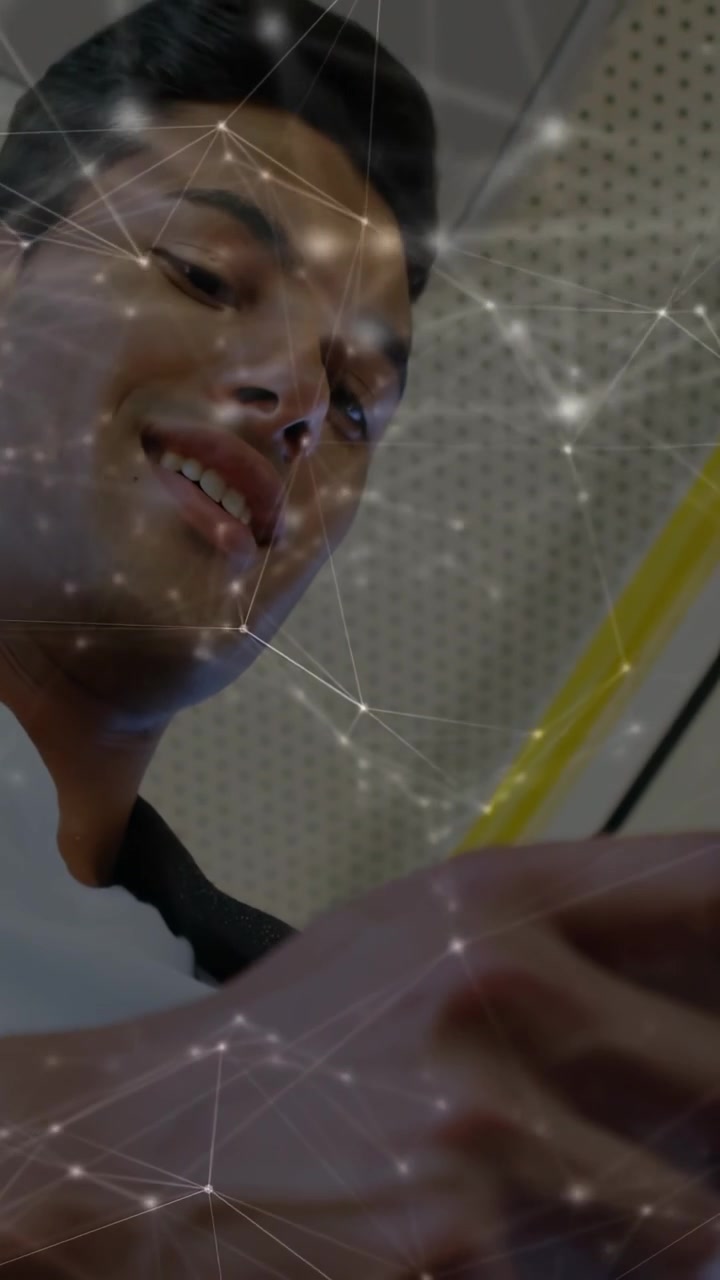 Pendler kigger på telefonen, tapper, løfter telefonen, smiler mens han/hun læser beskeder med AR-overlay.