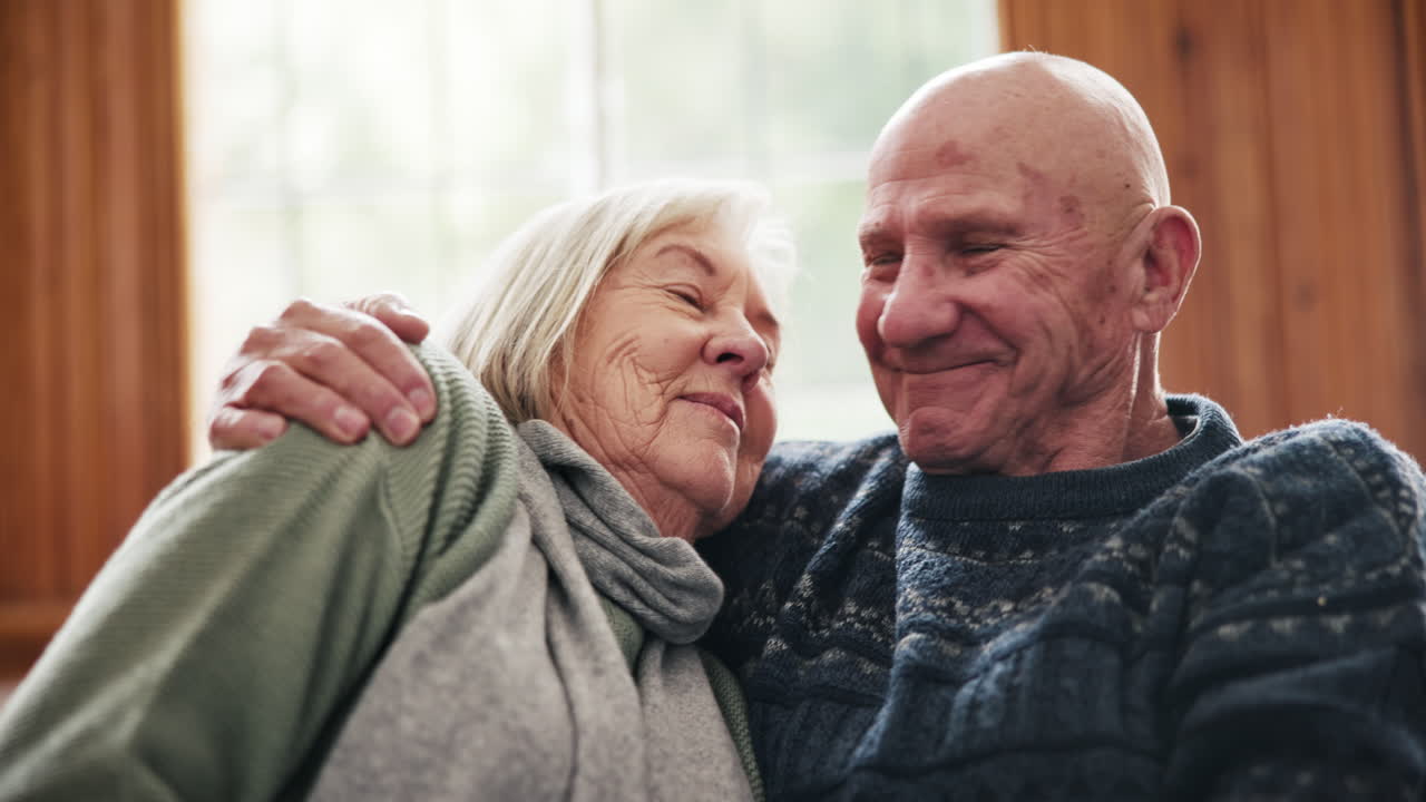 Volto, amore e coppia anziana che si abbraccia in soggiorno