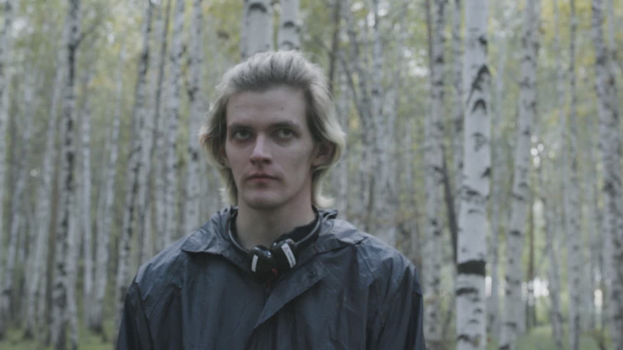 человек в березовом лесу