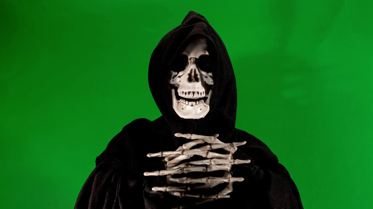 esqueleto hablando en stop motion sobre un fondo verde.