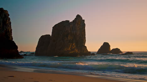 Hermoso-Paisaje-Marino-Playa-De-Ursa-Superficie-Del-Océano-Atlántico-Al-Amanecer-Tiro-Vertical