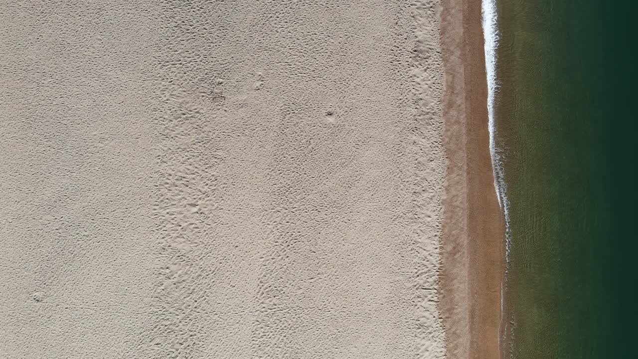 영국 도르셋 해변의 공중 하향 드론 샷