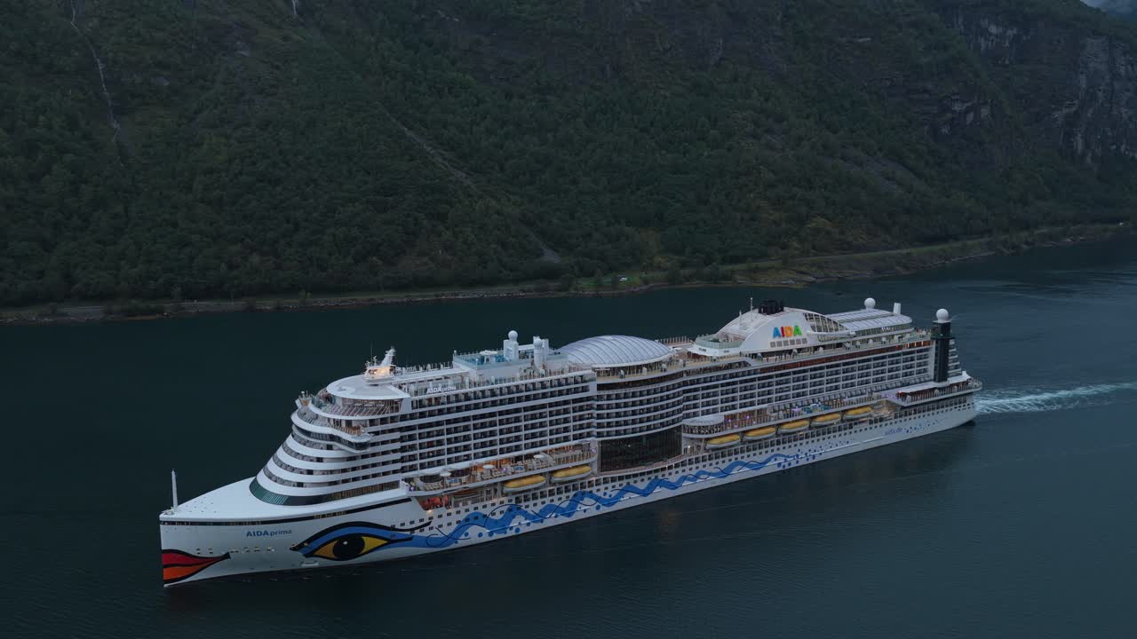 Nave da crociera naviga attraverso lo splendido Geirangerfjord norvegese – vista aerea