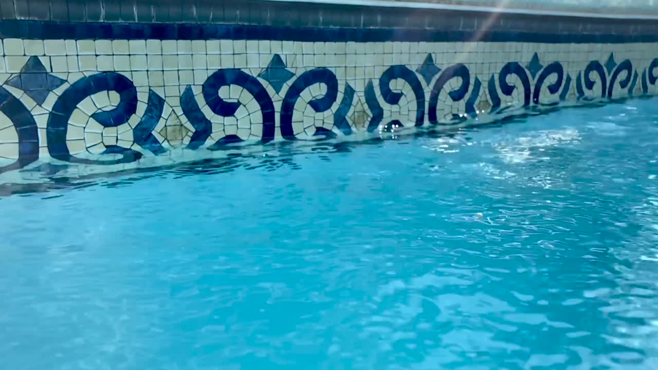 primer plano de limpio cadete azul brillante piscina flujo de agua en cámara lenta