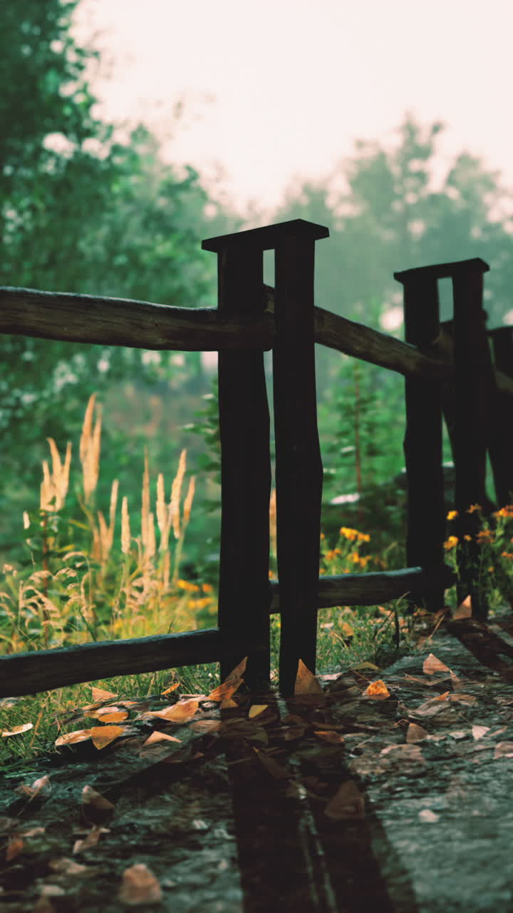 cerca de una valla de madera en un campo de hierba