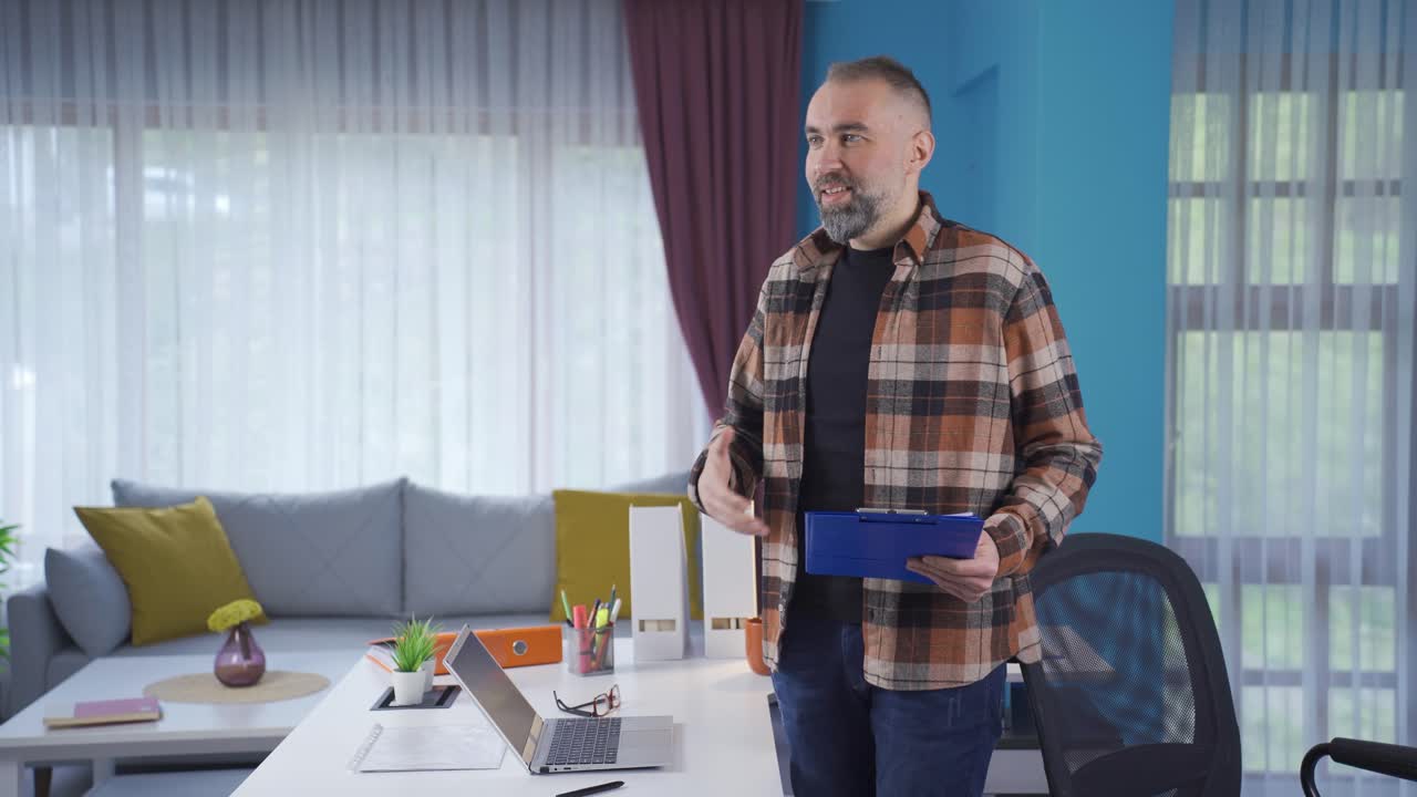 el presentador, un hombre adulto que actúa como orador está ensayando.