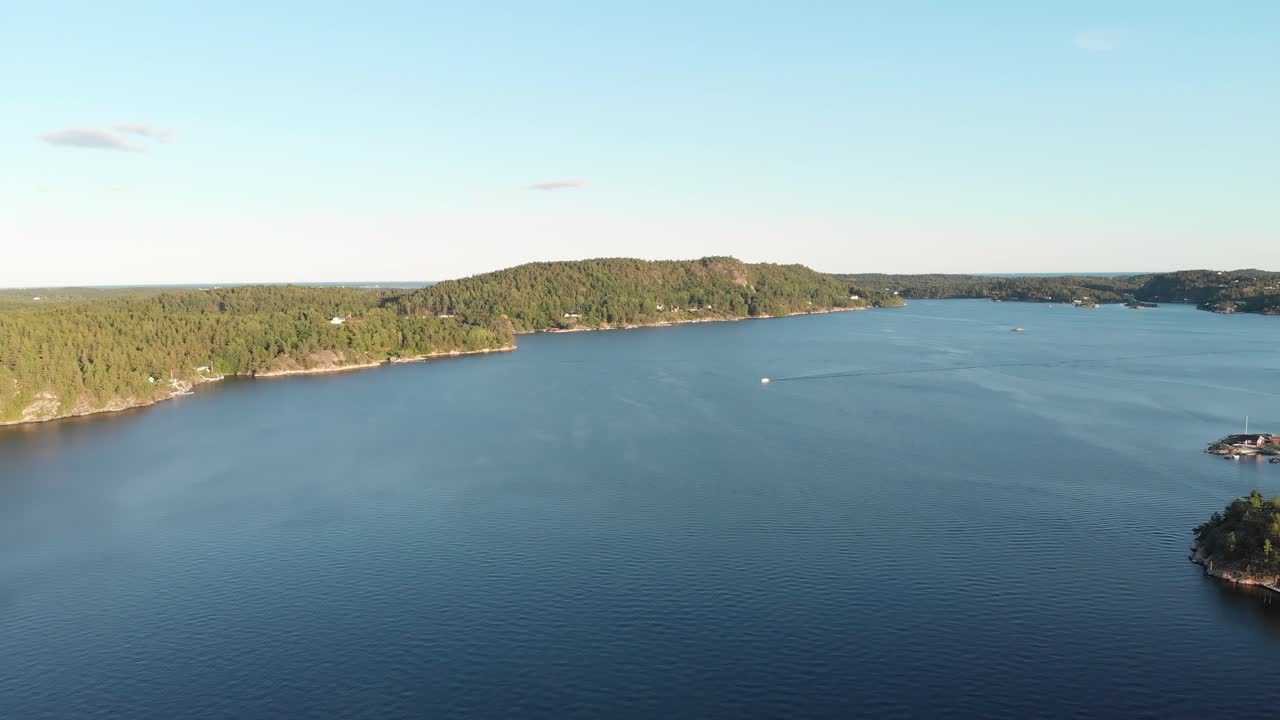 Fiskerbåde i norske fjordfarvande, luftfoto ved solnedgang.