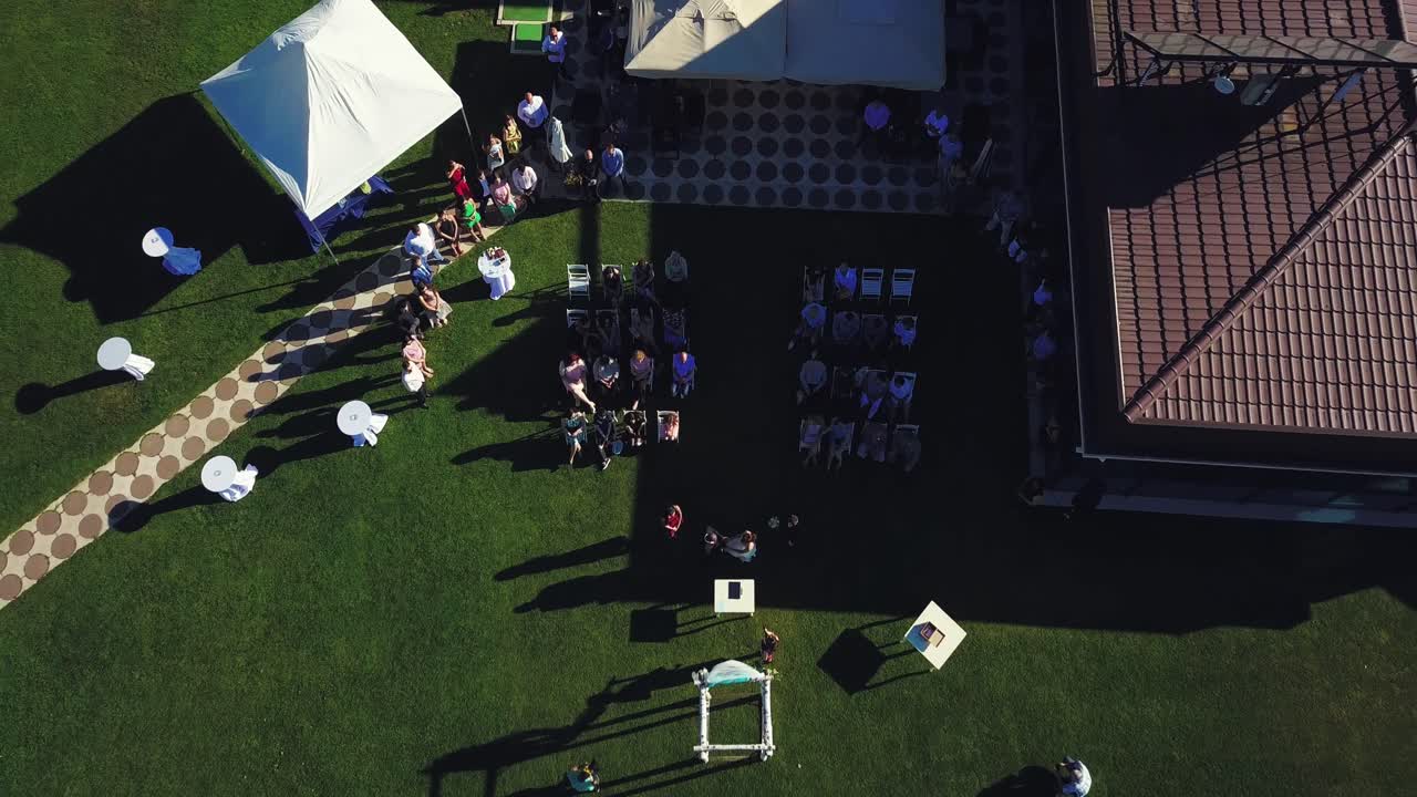 hermosa ceremonia de boda novia decoración disparar desde un dron