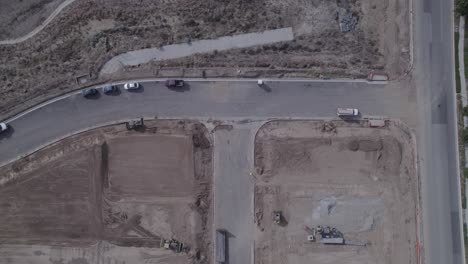 un dron proporciona una vista de arriba hacia abajo de una intersección recientemente construida, parte de un nuevo proyecto de construcción de viviendas
