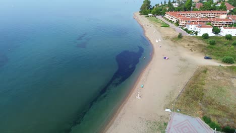 Vistas-Aéreas-De-La-Playa-De-Gerakini-En-Yerakini,-Halkidiki,-Grecia,-Capturadas-Con-Brillo-4k-En-Un-Día-Soleado-Con-Un-Dron