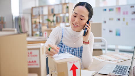 Comercio-Electrónico,-Mujer-Con-Llamada-Telefónica-Y-Cajas.