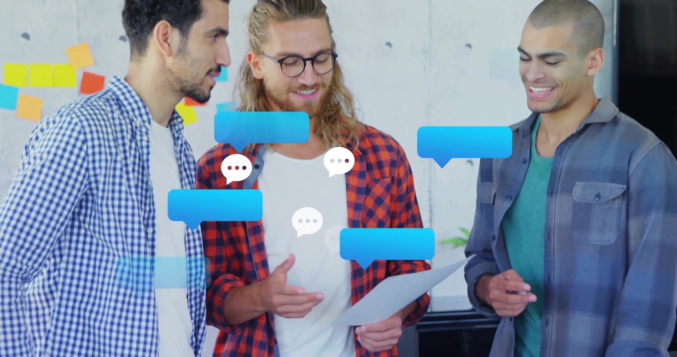 Squadra che legge un documento al tavolo, indicando a sinistra, con bolle di chat che si moltiplicano per una revisione di marketing.