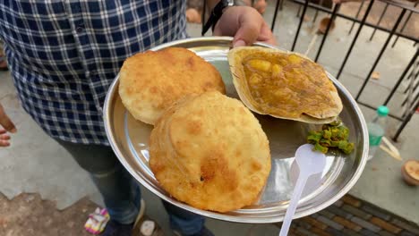 Club-Kochuri,-Kachori-De-Kachauri-Es-Un-Bocadillo-Picante,-Bola-De-Masa-Frita-Y-Una-Comida-Callejera-Muy-Popular-Disponible-En-Los-Bocadillos-Sharma-En-Kolkata,-India