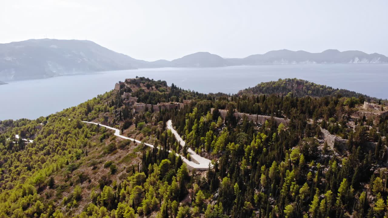 케팔로니아, 그리스의 언덕 꼭대기에 있는 성 유적 - 공중 드론 샷