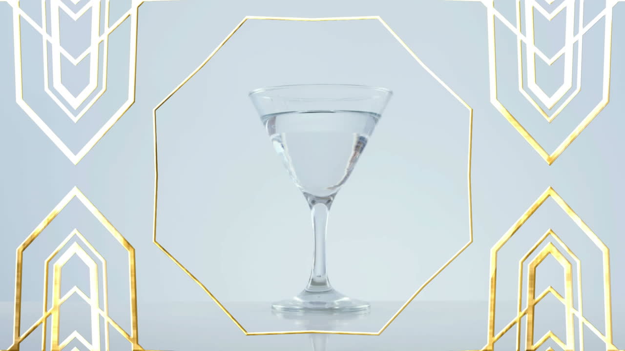 황금색 프레임 디자인 패턴 올리브가 회색 배경에 테일 컵에 떨어집니다.