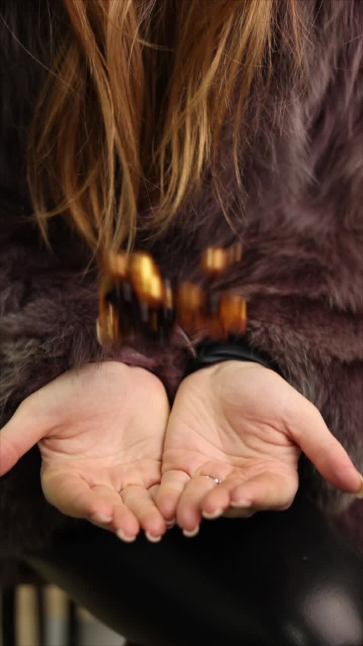 mujer con cápsulas de cabello