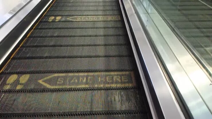Markering "stå her" ved rulletrappe i Soekarno-Hatta Lufthavn, en del af Angkasa Pura Selskabet.