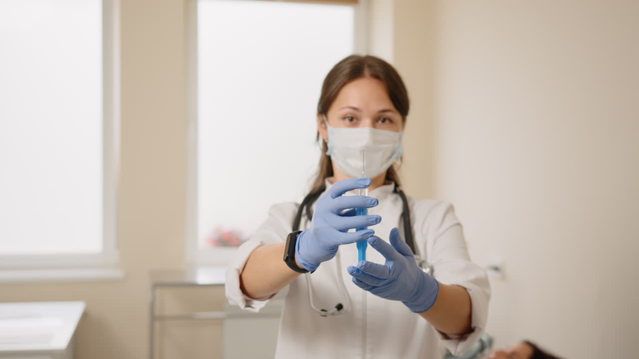 médico que prepara la inyección