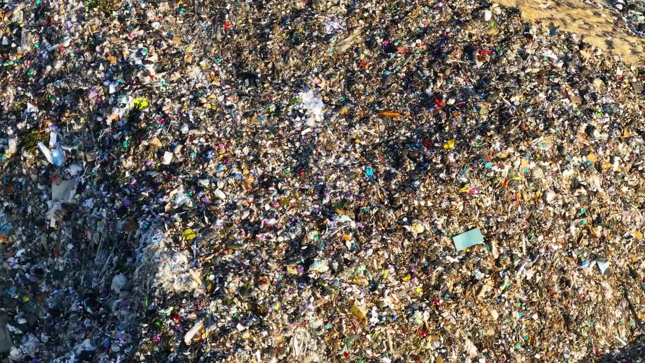 Una grande discarica accumula plastica e altri rifiuti. Le condizioni sono insalubri. È presente il rischio di focolai di malattie e virus trasmessi dai roditori. L'impatto ambientale è significativo.