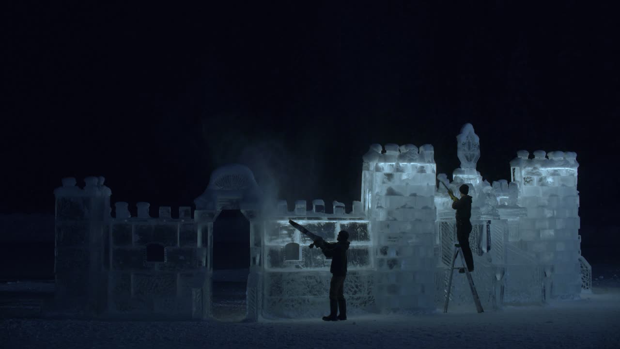 밤에 일하는 얼음 조각, 밴프 국립 공원, 4k