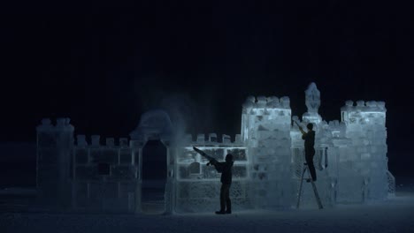 Esculturas-De-Hielo-Trabajando-En-La-Noche,-Parque-Nacional-Banff,-4k