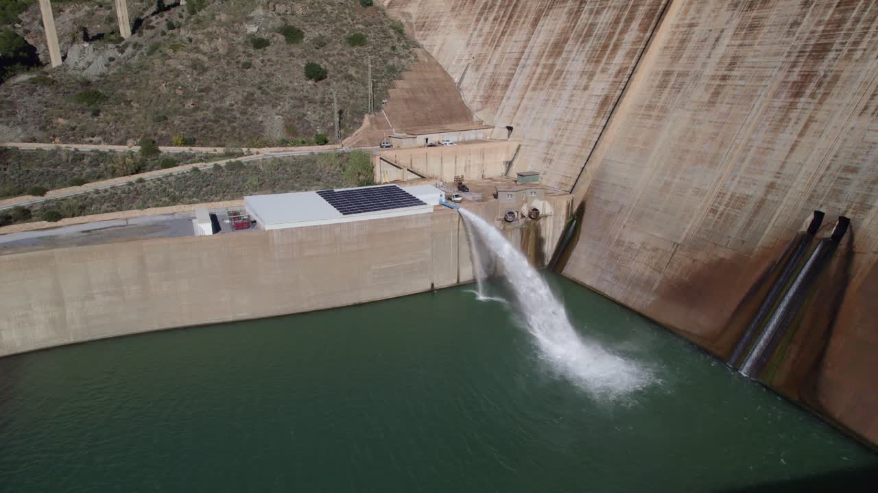 Vandkraftværk pumper vand. Luftfoto. Vedvarende energier. Howell Bunger-ventil i drift. Trykvandsudløb fra dæmningsmur. Vand strømmer fra pumpning i reservoir