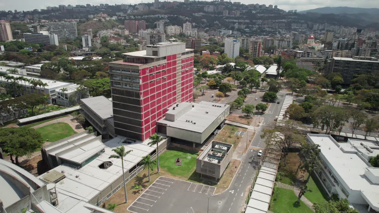 Vuelo de drone sobre Aula Magna y edificios de la UCV en Caracas, vista patrimonial aérea