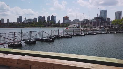 boyas en el puerto de boston con el centro de la ciudad en segundo plano.