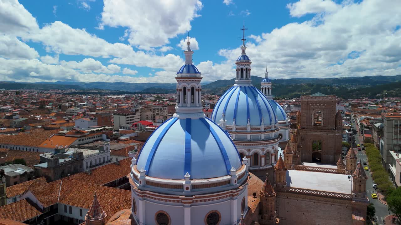 Ripresa aerea cinematografica con drone che ruota attorno alle famose cupole in ceramica decorate e all'architettura in mattoni della Cattedrale dell'Immacolata Concezione sotto il cielo blu nello storico centro della città di Cuenca