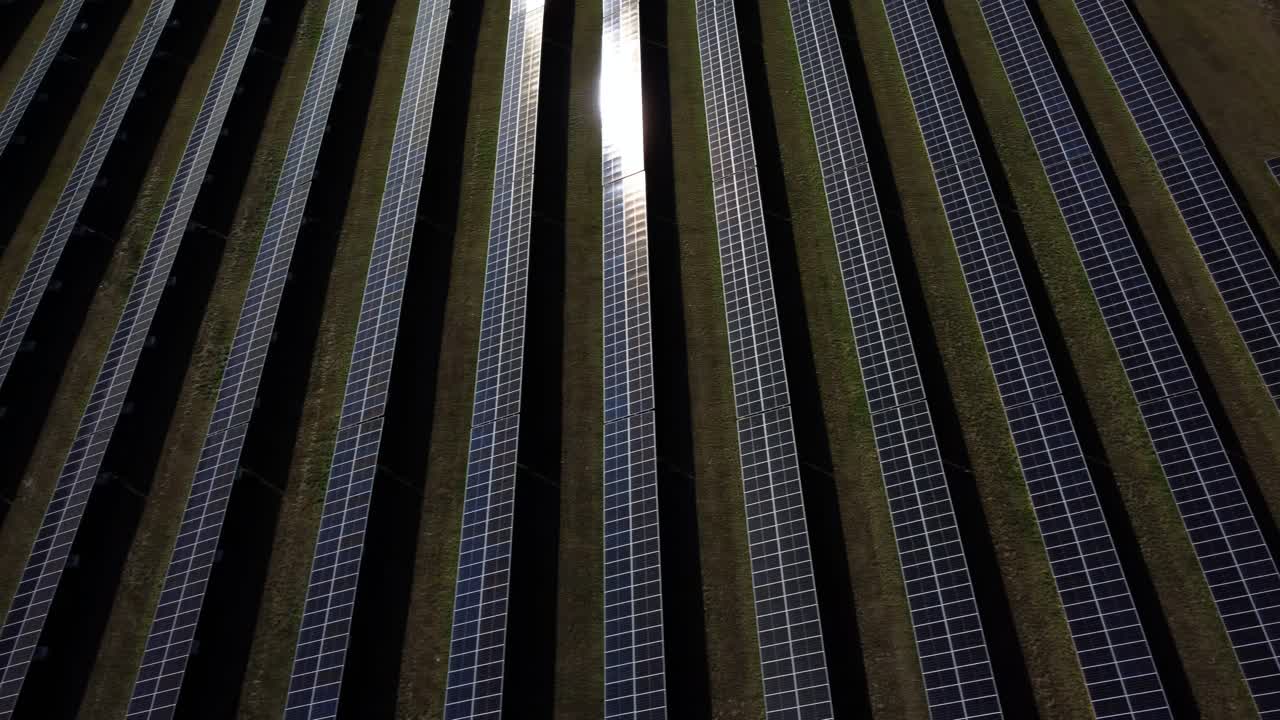 planta de energía solar en el medio del campo verde en canadá