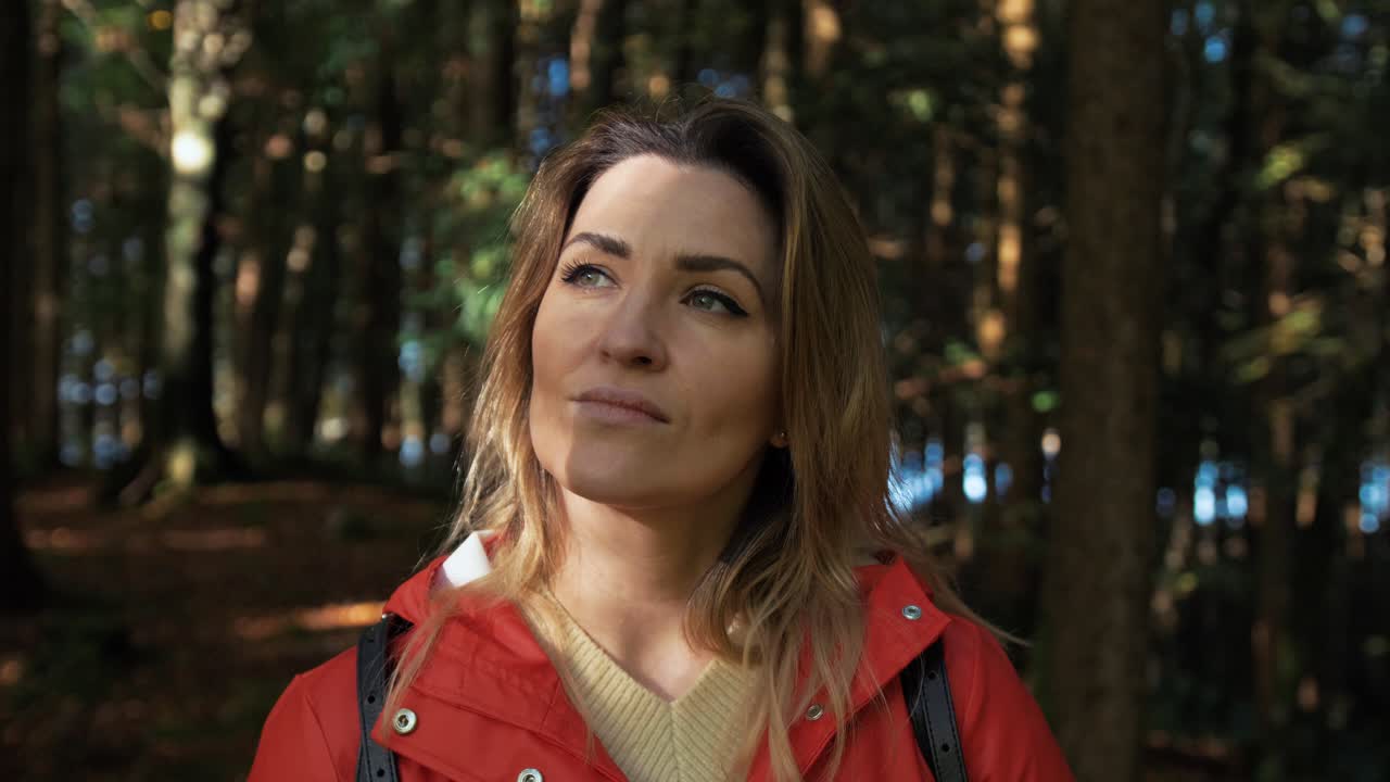 hermosa mujer ucraniana camina en la luz del sol del bosque