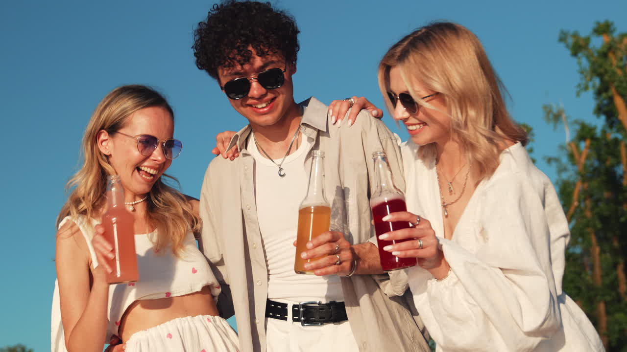 여름날을 즐기는 친구들