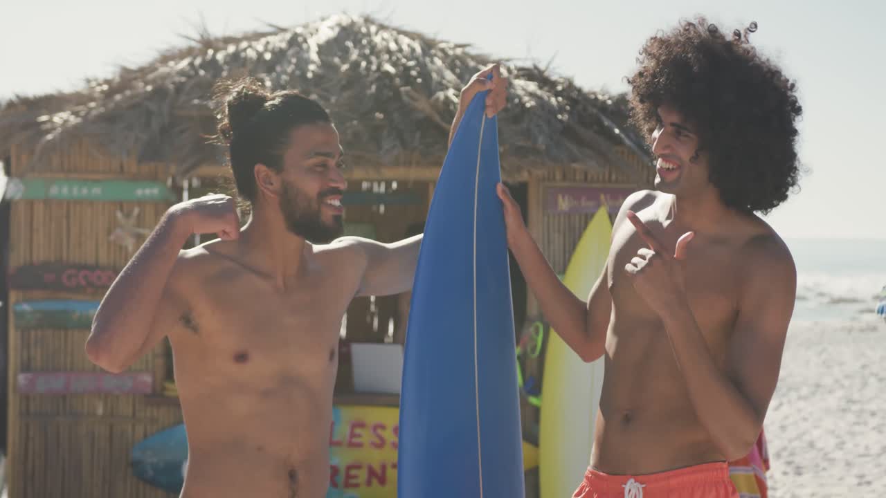 Amici multietnici pronti per fare surf