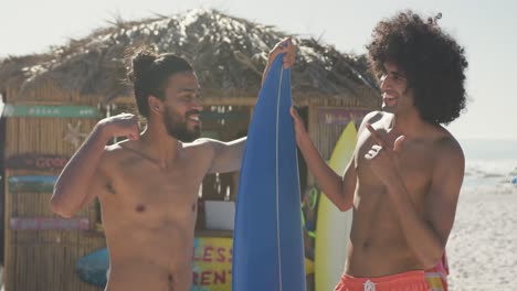 amigos de raza mixta listos para ir a surfear