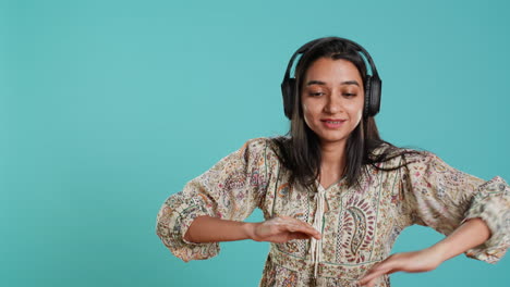 Glückliche-Frau-Spielt-Elektronische-Musik-Und-Winkt-Mit-Der-Hand-In-Der-Luft