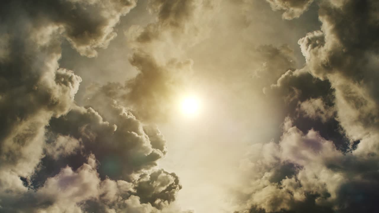 저녁 하늘의 구름과 태양의 관점