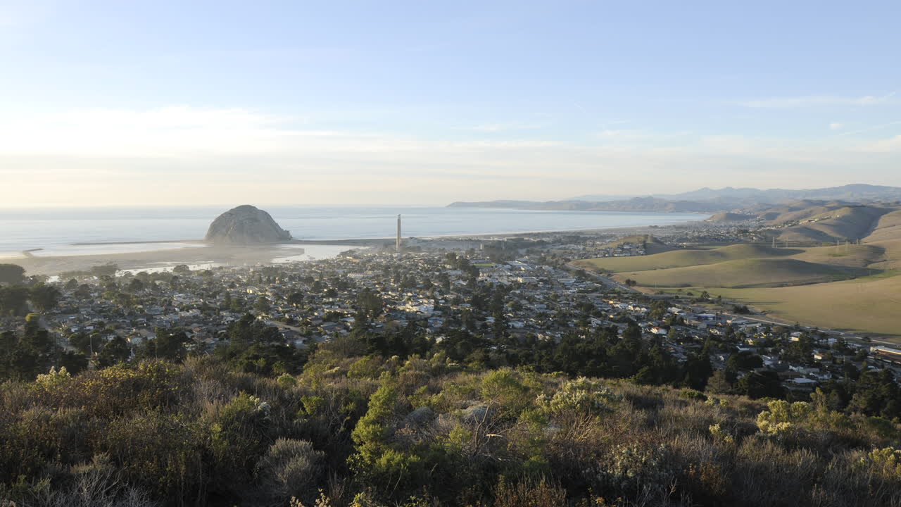 1번 고속도로와 모로 베이 캘리포니아 위의 중앙 해안을 올려다보는 낮부터 밤까지의 시간 경과