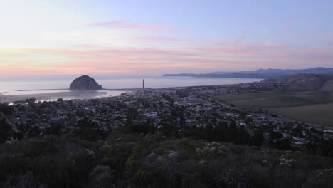 Bewegung-Tag-Zu-Nacht-Zeitraffer-Nach-Oben-Autobahn-1-Und-Die-Zentrale-Küste-über-Morro-Bay-Kalifornien-Ca