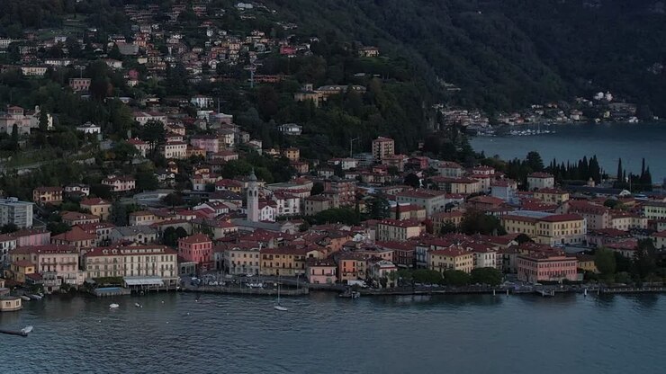 Splendida vista aerea delle Alpi italiane e città lacustre alla luce della sera