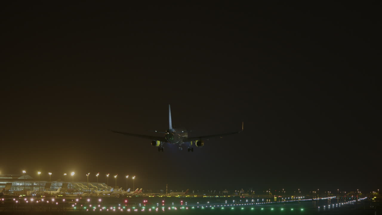 aterrizaje nocturno en el aeropuerto