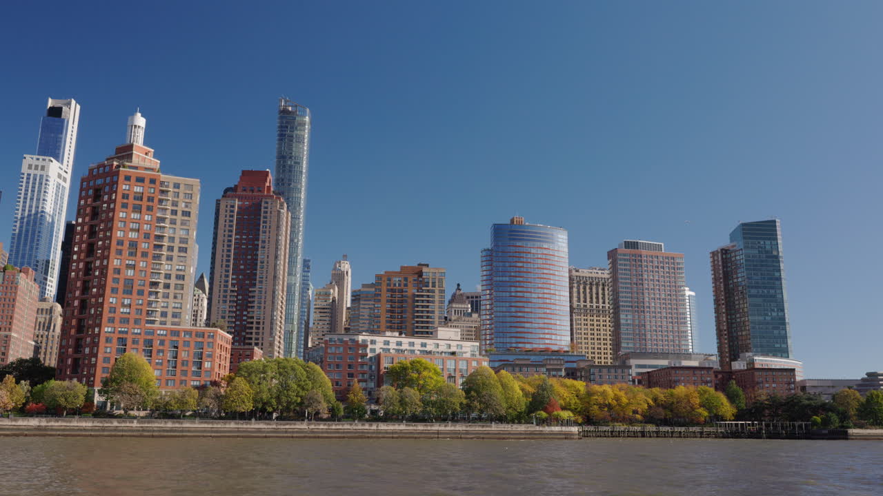 Vue panoramique de l'horizon de la ville avec des arbres d'automne le long de la rivière