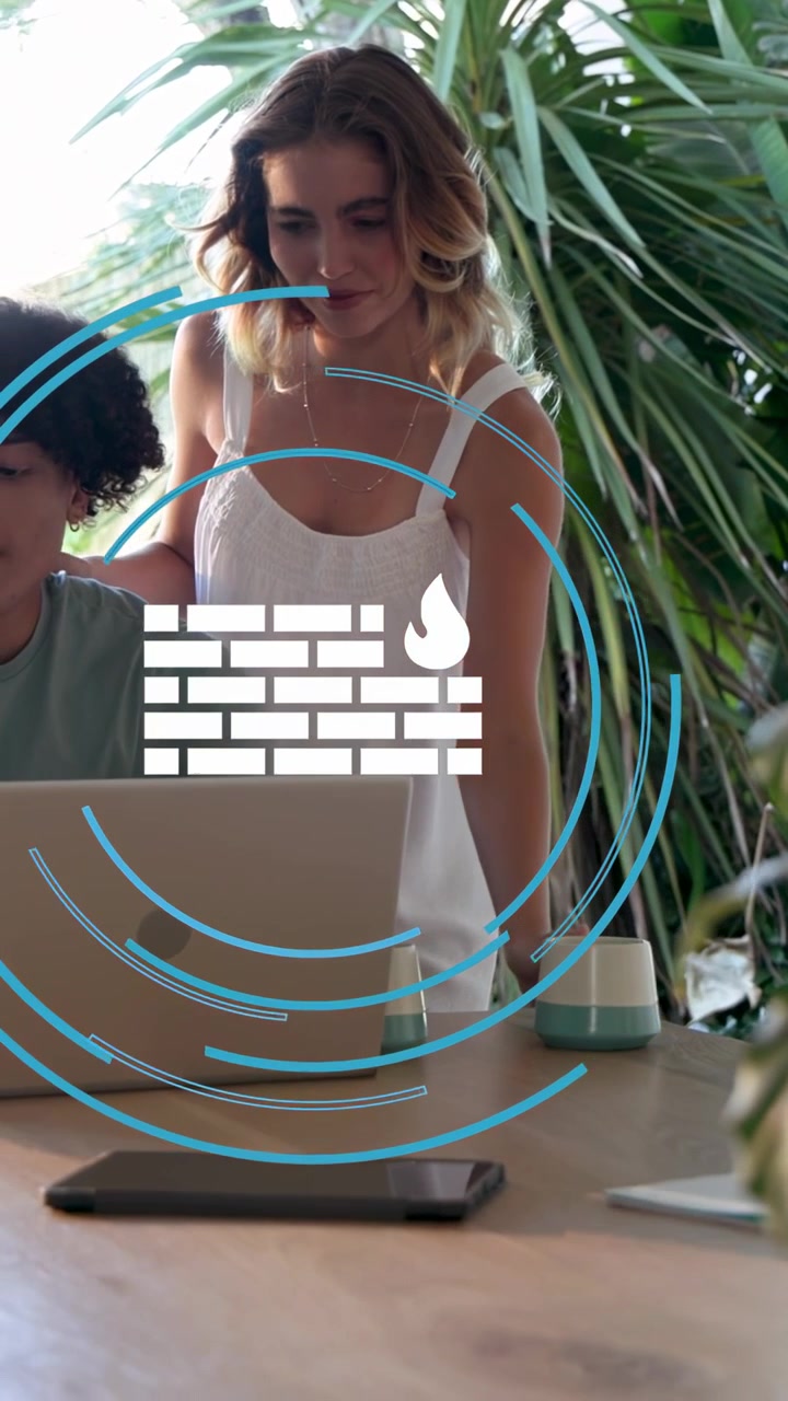 Video verticale: Donna che posiziona una tazza, si sporge, uomo che esamina un laptop, icona di tecnologia AR che supporta la revisione.