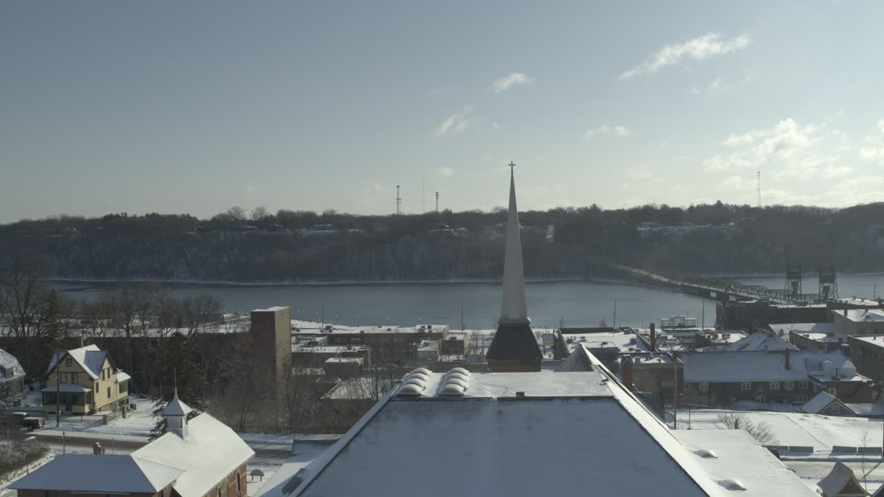 vista desde el techo nevado sobre el centro de stillwater, minnesota