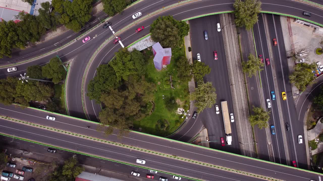 중앙에 작은 정원이 있는 교차로의 조감도, 탁스케냐, 멕시코 시티