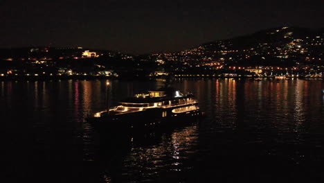 Fotografía-Aérea-Nocturna-De-Un-Súper-Yate-Volando-Alrededor-Del-Mar-Mediterráneo-De-La-Riviera-Francesa