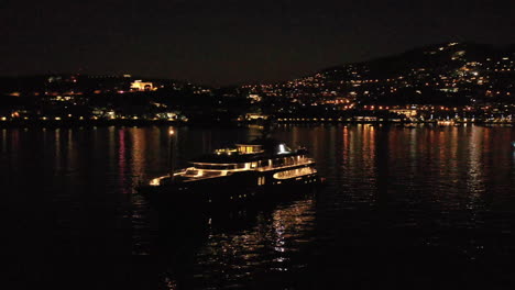 super yate tiro aéreo nocturno volando alrededor de la riviera francesa mar mediterráneo