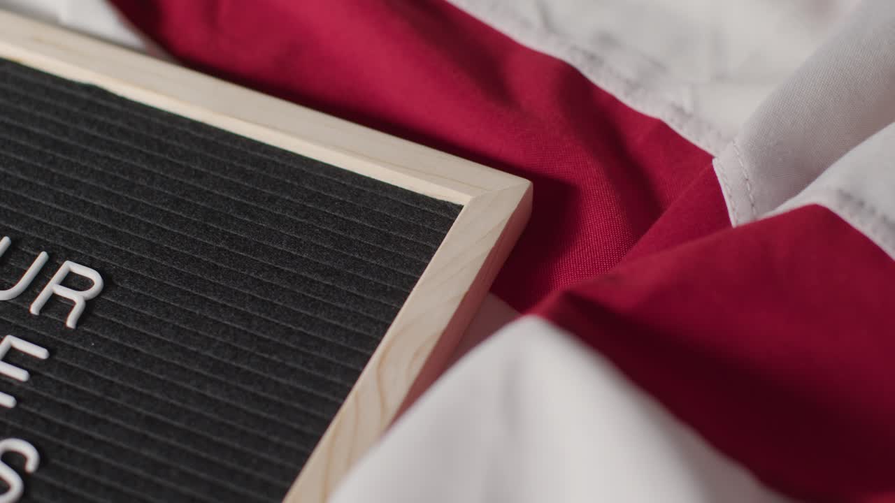 표지판의 클로즈업 읽기 당신의 투표 숫자 거짓말에 미국 별과 줄무 ⁇   ⁇ 발 미국 선거 2024 1