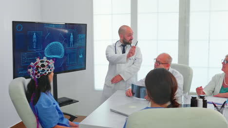 enfermera que usa auriculares de escaneo para la actividad cerebral