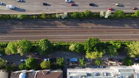 El-área-Del-Anillo-De-Berlín-Al-Volkspark-Wilmersdorf-Vista-Aérea-Perfecta-Vuelo-A-Vista-De-Pájaro-Inclinar-Lentamente-Hacia-Arriba-Imágenes-De-Drones-De-Friedenau-Verano-De-2022